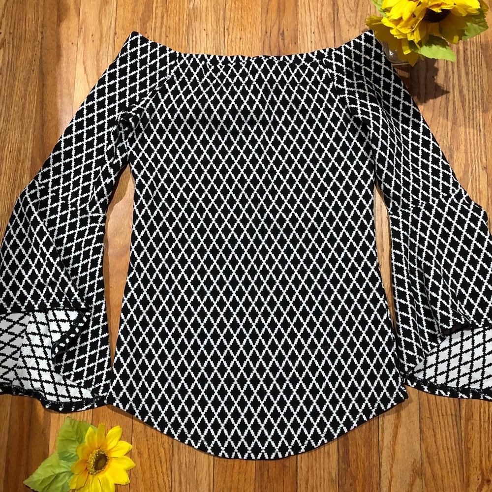 Off the shoulder top 🌻